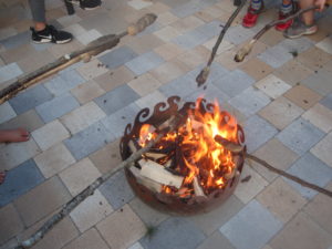 Stockbrot beim Übernachtungsfest