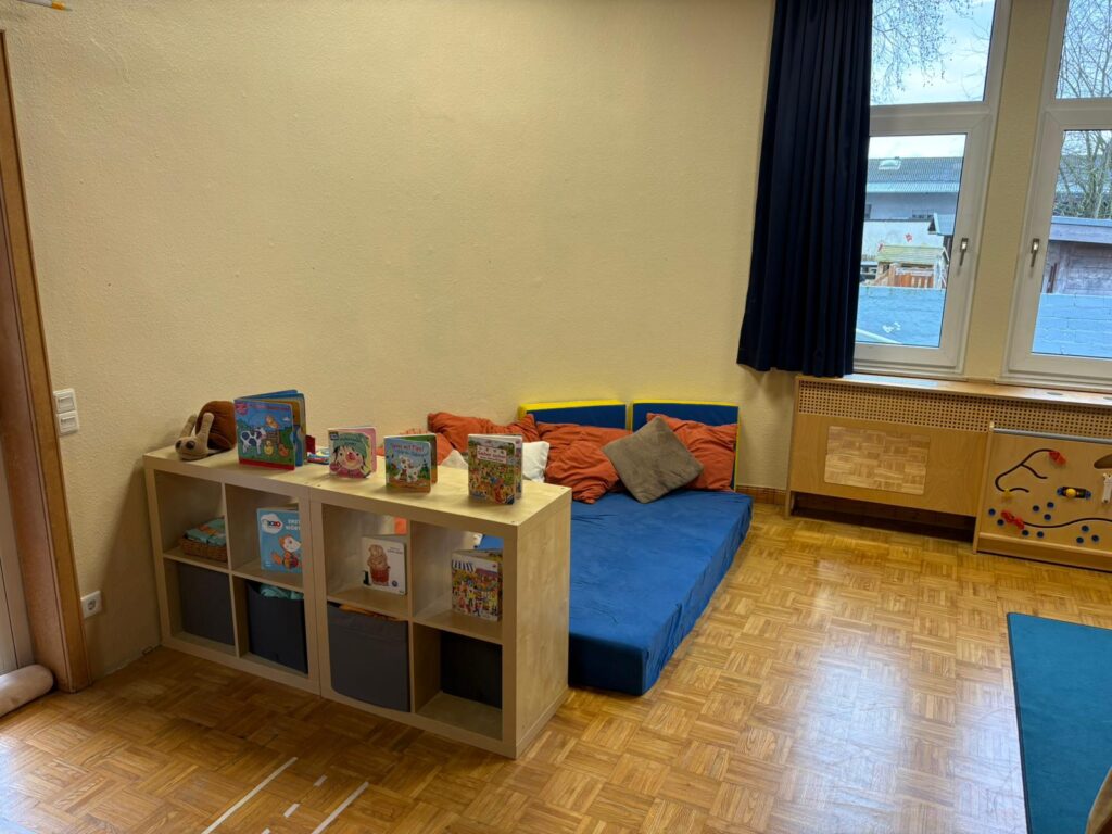 Kuschelecke mit Bücherregal